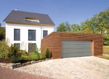 Brama segmentowa z drewnianymi intarsjami Brama segmentowa z drewnianymi intarsjami