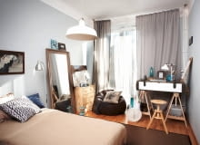 <b>Sabina, studentka szkoły artystycznej, dojrzała do zmiany wystroju swojej sypialni. Ściślej mówiąc - postanowiła ją w końcu zaaranżować, bo do tej pory wnętrze było po prostu nijakie. Wychodząc z założenia, że co dwie głowy to nie jedna, poprosiła o wsparcie przyjaciółkę stylistkę. Oto efekt tej koleżeńskiej współpracy.</b> <BR />Koszt metamorfozy: 1377 zł <BR />WNĘTRZA - METAMORFOZY. Odmieniona sypialnia miała pełnić zarazem funkcję minipracowni, w rogu przy oknie został więc zaaranżowany kąt do pracy. Stanęło w nim proste, ale pomysłowe biurko, wykonane własnym sumptem ze starej skrzyni wojskowej (to rodzinna pamiątka) oraz dwóch drewnianych koziołków kupionych w sklepie. Do siedzenia służy stołek o regulowanej wysokości. Zasłony są te same co przedtem, ale teraz wiszą na długim karniszu, co pozwoliło ukryć nieciekawy grzejnik. Rury centralnego ogrzewania pozostawiono na widoku, traktując je jako 'loftowy' element wystroju. 21.11.2013 WARSZAWA SESJA WNETRZE , METAMORFOZA PO ZMIANCH NA ZDJECIU WNETRZE PRACOWNIA STYLIZACJA AGNIESZKA ZABRODZKA DLA CZASOPISMA CZTERY KATY FOT. ARKADIUSZ SCICHOCKI / AGENCJA GAZETA SLOWA KLUCZOWE: POKOJ PRACOWNIA SYPIELNIA