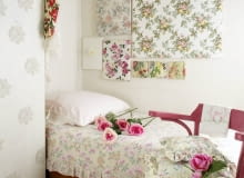 Zrób to sam: rajski ogród w domu Mamy świetny pomysł na zimową chandrę. Ozdóbmy wnętrze tkaninami z kwiatowym deseniem, zamieniając dom w barwny ogród. To także dobry sposób na ukrycie wszelkich niedoskonałości mebli czy ścian. Do narzuty w róże dobrano tkaniny z tym samym motywem, z których uszyto poszewki na poduszki. Inne naciągnięto na blejtramy i powieszono na ścianie, tworząc galerię. Na podłodze i na szafie namalowano przez szablon kwiat róży. 12.12.2006 WARSZAWA SESJA WNETRZE , MOTYWY KWIATOWE WE WNETRZU STYLIZACJA ELA MATUSZEWSKA DLA CZASOPISMA CZTERY KATY FOT. ARKADIUSZ SCICHOCKI / AGENCJA GAZETA PUBLIKACJA CZTERY KATY NR 2 (184) - 2 2007