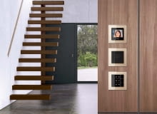 Systemy sterowania światłem, domofonem i innymi instalacjami w domu są ważnym elementem wystroju. Na zdjęciu: rozwiązania firmy JUNG. Systemy sterowania światłem, domofonem i innymi instalacjami w domu są ważnym elementem wystroju. Na zdjęciu: rozwiązania firmy JUNG.