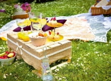 W roli stolika - skrzynka na owoce. 'Otulona' zgrzebną tkaniną i obwiązana wstążką zmieniła się w szykowny piknikowy mebelek. W roli stolika - skrzynka na owoce. 'Otulona' zgrzebną tkaniną i obwiązana wstążką zmieniła się w szykowny piknikowy mebelek.