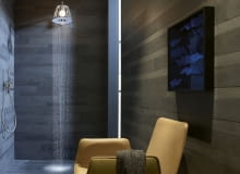 Jeśli marzy nam się kąpiel pod szerokim strumieniem wody, wystarczy zastąpić tradycyjny drążek ze słuchawką prysznicową zestawem z deszczownicą. Na rynku znajdziemy deszczownice o kształcie okrągłym, prostokątnym lub kwadratowym.Dostępne są modele dwu- oraz trójramienne bądź przypominające abażur lampy.<br> Axor LampShower Nendo; deszczownica montowana do sufitu; średnica deszczownicy: 27,5 cm Cena: 7749 zł deszczownica, łazienka