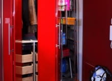 Otwarte drzwi łamane (tzn. składające się z dwóch części połączonych zawiasami) potrzebują o połowę mniej miejsca niż tradycyjne (rozwierane). Są one jednak dość drogie. Otwarte drzwi łamane (tzn. składające się z dwóch części połączonych zawiasami) potrzebują o połowę mniej miejsca niż tradycyjne (rozwierane). Są one jednak dość drogie.