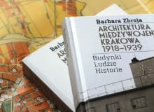 Krakowska moderna doczekała się publikacji! Książka "Architektura międzywojennego Krakowa 1918-1939. Budynki, ludzie, historie" stanowi zbiór najciekawszych modernistycznych obiektów Krakowa, w tym tych zrealizowanych przez Adolfa Szyszko-Bohusza, którego wystawę monograficzną można oglądać do końca lutego w Muzeum Narodowym w Krakowie "Architektura międzywojennego Krakowa 1918-1939. Budynki, ludzie, historie"