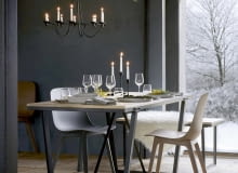 MAŁE JEST PIĘKNE. W specjalnej świątecznej ofercie marki IKEA pojawił się niewielki stół Vassad z blatem w jesionowej okleinie. Zmieści do czterech osób. Praktyczny blat na metalowej bazie do złudzenia przypomina drewno, jest praktyczny, łatwy do utrzymania w czystości. ikea.com/pl MAŁE JEST PIĘKNE. W specjalnej świątecznej ofercie marki IKEA pojawił się niewielki stół Vassad z blatem w jesionowej okleinie. Zmieści do czterech osób. Praktyczny blat na metalowej bazie do złudzenia przypomina drewno, jest praktyczny, łatwy do utrzymania w czystości. ikea.com/pl