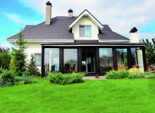 Polskie normy nie są szczególnie rygorystyczne, jeśli chodzi o izolację dźwiękową. Skutki najczęściej odczuwają mieszkańcy domów wielorodzinnych, ale i w jednorodzinnych - jeśli nie znajdują się w cichej okolicy - hałas bywa dużym problemem.