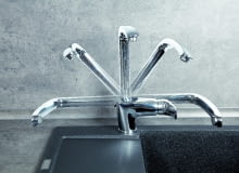 Zależnie od producenta wylewka przechyla się na jedną lub dwie strony bądź do przodu