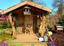 Grube konary mogą być elementem konstrukcji altany; tu podtrzymują dach, nadając całości rustykalny charakter. Grube konary mogą być elementem konstrukcji altany; tu podtrzymują dach, nadając całości rustykalny charakter.