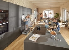 Projektując zabudowę, zadbaj o każdy szczegół, np. o to, by również dzieciom wygodnie było pracować w kuchni. Pomoże w tym wysuwany podest Space Step.