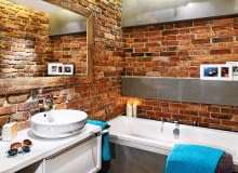 ŁAZIENKA. Z płyty gipsowo-kartonowej wykończonej płytkami pan domu zrobił wąską półkę na dekoracyjne drobiazgi. Łazienka, wanna, prysznic, meble łazienkowe