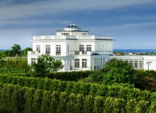 REZYDENCJA ALHAMBRA 10 km od centrum Gdyni, powierzchnia 604 m kw, cena 5,3 mln zł. Część luksusowego osiedla Tesoro Ivory Residences. Z jego 37 hektarowego terenu rozpościera się widok na Zatokę Pucką i Mierzeję Helską. Ponadczasowy styl rezydencji nadaje klasyczna i symetryczna forma bryły architektonicznej. REZYDENCJA ALHAMBRA 10 km od centrum Gdyni, powierzchnia 604 m kw, cena 5,3 mln zł. Część luksusowego osiedla Tesoro Ivory Residences. Z jego 37 hektarowego terenu rozpościera się widok na Zatokę Pucką i Mierzeję Helską. Ponadczasowy styl rezydencji nadaje klasyczna i symetryczna forma bryły architektonicznej.