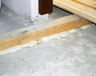 Deski trzeba ułożyć na drewnianych belkach zwanych legarami. UKLADANIE PODLOGI Z DESEK NA STROPIE BETONOWYM FOT. ANDRZEJ MACKOWIAK PUBLIKACJA LADNY DOM NR 6 (68) - 6.2004