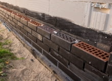 Oprócz funkcji ochronnej cokół jest elementem ozdobnym elewacji, dodatkowo podkreśla styl i architekturę domu