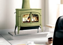 Piece kominkowe zwane popularnie kozami służą do ogrzania pokoju, w którym są zamontowane. Chociaż w poprzednim stuleciu były synonimem biedy, to jeszcze kilkadziesiąt lat temu kosztowały tyle co połowa fiata 126p. Dzisiaj, choć nie są najtańsze, to z reguły stać na nie przeciętnego obywatela, który chciałby nieco obniżyć rachunki za ogrzewanie i lubi patrzeć na ogień. Przedstawiamy jedne z ciekawszych naszym zdaniem modeli pieców dostępnych w sprzedaży. Na zdjęciu model Encore marki Vermont Castings/KFD - piec żeliwny o mocy 10.1 kW, paliwo drewno, wyposażenie: automatyczny termostat, katalizator spalin, popielnik z pokrywą, płyta do gotowania, dolna osłona termiczna. koza, piec wolno stojący, dogrzewanie domu, ogrzewanie domu, kominek