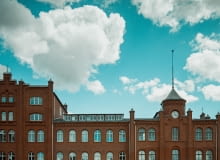 Rewitalizowany budynek dyrekcji Stoczni Cesarskiej w Gdańsku.