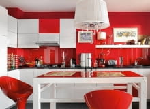 <B>Nie byłam zwolenniczką otwartych kuchni. Nie przekonywały mnie nawet argumenty, że to najprostszy sposób na uzyskanie sporej przestrzeni dziennej w niewielkim mieszkaniu. Moje wątpliwości rozwiały dopiero projekty, w których częściowo oddzielono kuchnię od salonu. Właśnie takie pokazujemy.</B> <BR />PULS DOMU. Życie rodzinne i towarzyskie skupia się tutaj w kuchni, dlatego gospodarze postanowili w żaden sposób jej nie przesłaniać. Wręcz przeciwnie - dzięki wyrazistej aranżacji wyeksponowali wnętrze i nadali mu rangę najważniejszego aneksu w otwartej strefie dziennej. <BR />W kuchni przyciąga wzrok kontrastowe zestawienie dwóch barw. Pomalowane na czerwono ściany zabezpieczono nad blatem roboczym taflą hartowanego szkła. Większość szafek jest biała, tylko gdzieniegdzie wstawiono czerwone fronty, które ożywiają ich jednolitą powierzchnię.