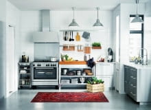 Kuchnia będzie wwygodnym i miłym miejscem, jeśli większość akcesoriów i zapasów znajdzie się w szafkach oraz szufladach, a na blacie zostanie tylko to, co akurat jest potrzebne.