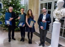 15-lecie izby Architektów. Na zdjęciu nagrodzeni dziennikarze: Piotr Sarzyński, Anna Cymer, Ewa Karendys oraz Filip Springer (Grand Prix). 15-lecie izby Architektów. Na zdjęciu nagrodzeni dziennikarze: Piotr Sarzyński, Anna Cymer, Ewa Karendys oraz Filip Springer (Grand Prix).