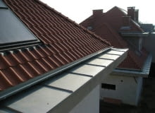 Dobrze zrobiona obróbka okapu. Blachą osłonięty jest również gzyms pod rynną OLYMPUS DIGITAL CAMERA