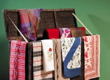 <B>Mówimy stop nijakim tkaninom z włókien sztucznych, nawet tym plamoodpornym. Jest czym je zastąpić. Pokazujemy obrusy, które przyciągają wzrok kolorem i wzorem oraz podkreślają urodę nakrycia.</B> <BR />Od góry, od lewej: Len, 140 x 180 cm - 160 zł, Art Manus; len, 145 x 250 cm - 159,90 zł, Duka; mieszanka włókien, 130 x 220 cm - 89 zł, Sharda Home; len, 55 x 220 cm - 380 zł, Grange; len, 150 x 210 cm - 170 zł, Art Manus; len i bawełna, 160 x 260 cm - 230 zł, Art Manus; mieszanka włókien, 130 x 175 cm - 89 zł, home&you; len, 150 x 200 cm - 180 zł, Art Manus; len i wiskoza, śr. 160 cm - 180 zł, Art Manus; mieszanka włókien, 130 x 220 cm - 89 zł, Sharda Home. Skrzynia, plecionka, 138 x 40 cm, wys. 80 cm -1889 zł, Riviera Maison. 13.02.2013 , WNETRZA , WZORNICTWO , TEMAT OBRUSY , SESJA DLA : CZTERY KATY , STYLIZACJA BEATA DRZEWOSOWSKA . FOT. MICHAL MUTOR SLOWA KLUCZOWE: WNETRZA