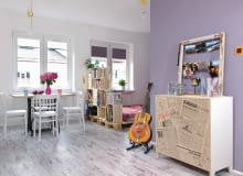 kawalerka, małe wnętrze, salon, meble ze skrzynek