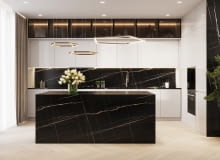 Minimalizm kolorystyczny ożywiono imitacją marmuru o wyrazistym rysunku, którą zostały wykończone wyspa kuchenna oraz blat i ściana nad nim. Nowoczesna kuchnia