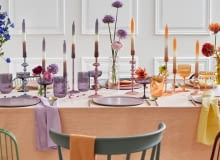Dobierz kolory kwiatów do barw zastawy i tekstyliów, a stół zaprezentuje się wyjątkowo. Dobierz kolory kwiatów do barw zastawy i tekstyliów, a stół zaprezentuje się wyjątkowo.