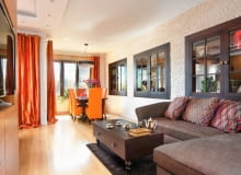 <B> Wydawało się, że upodobania właścicieli różnią się jak ogień i woda. Pani domu kocha ciepłe, klasyczne wnętrza, gospodarz natomiast jest wyznawcą minimalizmu. A jednak udało się pójść na kompromis. Zobaczcie jego efekty. </B><BR /> MIESZKANIE. Wystrój pokoju dziennego nawiązuje do stylu prowansalskiego, który uwielbia gospodyni. Proste meble (stół i stolik kawowy) mają stylistyczny smaczek w postaci toczonych nóżek typowych dla sprzętów z tego regionu. W ścianie, wyłożonej płytkami wapiennymi z Hiszpanii, zrobiono szafki na książki i dekoracyjne drobiazgi. Ich przeszklone fronty przypominają okna prowansalskich domów.