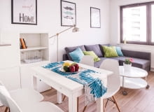 Jasne kolory powodują, że mały salon wydaje się większy, mimo że wprowadzono do niego całkiem sporo mebli. Jasne kolory powodują, że mały salon wydaje się większy, mimo że wprowadzono do niego całkiem sporo mebli.