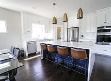 Kuchnie na wymiar czy gotowe meble z salonu?