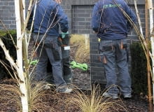 Montaż lustra w ogrodzie krok po kroku. 1. Lustro mocujemy w suchy ciepły dzień tak, by było lekko przechylone w bok i do dołu (pomyślmy o tym, wznosząc podporę). Wtedy przechodzień nie będzie mógł się w nim zobaczyć (i czar iluzji nie pryśnie). Montaż lustra w ogrodzie krok po kroku. 1. Lustro mocujemy w suchy ciepły dzień tak, by było lekko przechylone w bok i do dołu (pomyślmy o tym, wznosząc podporę). Wtedy przechodzień nie będzie mógł się w nim zobaczyć (i czar iluzji nie pryśnie).