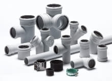 Zarówno rury zwykłe, jak i niskoszumowe, montuje się do ściany za pomocą obejm z gumowymi wkładkami kanalizacja wewnętrzna