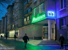 Wprawdzie dopiero jeden, ale od czegoś trzeba zacząć. Na budynek Muzeum Historycznego Miasta Krakowa w Nowej Hucie powrócił neon, który przypomina o tej popularnej w PRLu formie reklamy Neon przed wejściem do nowohuckiego oddziału Muzeum Historycznego Miasta Krakowa