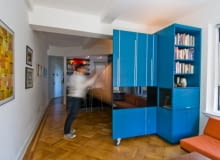 Pomysłowo urządzone mieszkanie na Manhattanie; proj. Michael Chen małe mieszkanie, jak urządzić małe mieszkanie, łóżko chowane w szafie, chowane meble