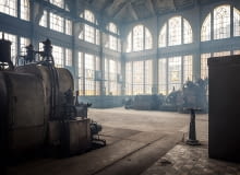 <B> Fotograf Paweł Augustyniak od kilku lat portretuje Łódź. W wypracowanych ujęciach ukazuje magię starych łódzkich fabryk i elektrowni.</B> <br/> <br/> 'Łódź to miasto kontrastów, z pięknymi kamienicami, pałacami czy fabrykami o bogatej historii. Często mijamy niezwykłe miejsca nie widząc ich. Ja chciałem właśnie tę niezwykłość i piękno Łodzi wszystkim nam pokazać'- mówi Paweł Augustyniak. <br/> <br/> <B> Jedyna okazja, by obejrzeć wnętrze secesyjnej fabryki</B> <br/> Fotografie Pawła Augustyniaka to obecnie jedyna możliwość, by zajrzeć do wnętrz rewitalizowanej elektrowni Scheiblera. Obecnie w środku trwają prace remontowe. Dla odwiedzających niedostępny jest również zespół fabryk na Księżym Młynie. Budynki są w złym stanie technicznym, dlatego nie można wejść do środka. <br/> <br/> Szczególnie magicznym i wyjętym z historycznej rzeczywistości miejscem jest wnętrze secesyjnej elektrownia Karola Scheiblera. Witraże w oknach, kute balustrady, kwieciste dekoracje oraz reprezentacyjna klatka schodowa pasują bardziej do miejskiego pałacu niż przemysłowej hali.<br/> <br/> <B> Księży Młyn, czyli miasto w mieście </B> <br/> Niespotykanym na światową skalę jest założenie Księży Młyn - swoiste miasto w mieście z całą infrastrukturą, gdzie mieści się niedziałający już kombinat tekstylno-włókienniczy, osiedle domów pracowniczych, szpitale, szkoły i sklepy wzniesione na koszt fabrykanta Karola Scheiblera. <br/> <br/> Za pośrednictwem zdjęć Pawła Augustyniaka można spojrzeć inaczej na łódzkie fabryki, które przypominają opuszczone pałace ery przemysłowej. Niszczejące, pokryte rdzą i patyną obiekty wyglądają jak romantyczne ruiny lub specjalnie skomponowana scenografia.Z każdym dniem fotografie niedziałających już kompleksów fabrycznych zyskują na dokumentalnej wartości. Elektrownia Scheiblera w Łodzi