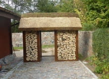 Drewutnia jako wejście do ogrodu Drewutnia jako wejście do ogrodu