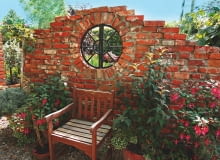 Ogrodowa klasyka - ścianka z cegły. Aby nie zamykała widoku na ogród, pozostawiono w niej otwór na okno. Ogrodowa klasyka - ścianka z cegły. Aby nie zamykała widoku na ogród, pozostawiono w niej otwór na okno.