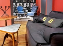 Wiele współczesnych mebli stylizowanych na lata 60. wykonuje się ze znacznie szlachetniejszych materiałów niż w owym czasie. Przykładem są te obite skórą kanapy.