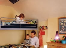 Ponieważ w dziecięcym pokoju jedno światło zostawiamy często zapalone nawet na całą noc, warto zastosować tam energooszczędne świetlówki Ponieważ w dziecięcym pokoju jedno światło zostawiamy często zapalone nawet na całą noc, warto zastosować tam energooszczędne świetlówki