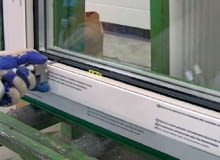 Wklejanie zestawu szybowego w ramę z profili PVC Wklejanie zestawu szybowego w ramę z profili PVC