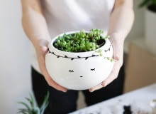 Urocza szkliwiona ceramiczna doniczka od FOR.REST. Grafika jest ręcznie malowana według autorskiego projektu. Kupisz ją na lumanndesign.com za 50 zł. doniczka, polski projekt, polski design
