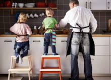 Jeśli chcemy dzieci zaangażować we wspólne gotowanie, zapewnijmy im stabilne drabinki, dzięki którym zyskają wygodny dostęp do blatu kuchennego. Gotowanie z najmłodszymi - o czym pamiętać, urządzając kuchnię dla całej rodziny?