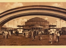 Pocztówka wydana przez Theodora Lichtenberga: Hala Stulecia w 1913 roku od strony wejścia głównego na teren wystawy. Na pierwszym planie widać bramę wejściową (źródło: "Spacer po dawnym Wrocławiu. Pocztówki z lat 1885-1942" - Via Nova) Pocztówka wydana przez Theodora Lichtenberga: Hala Stulecia w 1913 roku od strony wejścia głównego na teren wystawy. Na pierwszym planie widać bramę wejściową (źródło: "Spacer po dawnym Wrocławiu. Pocztówki z lat 1885-1942" - Via Nova)
