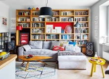 Stare i nowe wzornictwo w idealnej harmonii. Stolik o organicznej formie, lampa podłogowa z lat sześćdziesiątych XX wieku (ocalona z pobliskiego śmietnika) towarzyszą współczesnej kanapie i dywanowi z kolekcji IKEA Stockholm 2017. Żółty stolik Around i designerski koszyk na cytryny to przykłady nowoczesnego wzornictwa duńskiej marki Muuto (Scandinavian Living). Wykonana na zamówienie biblioteczka służy także jako miejsce eksponowania ceramiki oraz rysunków polskich ilustratorów: Agaty 'Endo' Nowickiej, Arobala i Agaty Bogackiej.