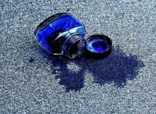 Czyszczenie wykładziny. Najpierw osusza się ją bibułką, następnie smaruje 30% roztworem spirytusu. Na koniec zmywa zimną wodą. Czyszczenie wykładziny