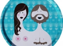 Zachęceni nadchodzącym Dniem Kobiet, udaliśmy się na poszukiwanie nagich przedstawicielek płci pięknej, za pomocą których sprzedaje się produkty wyposażenia wnętrz oraz drobne akcesoria. Kalendarze z gołymi modelkami na koparkach pominęliśmy. Dla osłody - goły facet. DEKORACJE. Unikalna tacka z brzozowego drewna częściowo wykonana ręcznie w małej fabryce w Szwecji. 149 zł, isakdesign.pl