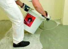 Do wyrównania podłoża najlepiej używać preparatów samorozlewnych, o krótkim czasie schnięcia. układanie płytek ceramicznych