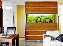 Wnętrze. Uwagę przyciąga duże, efektownie podświetlone akwarium umieszczone w specjalnie zbudowanej konstrukcji. WNETRZA SALON AKWARIUM