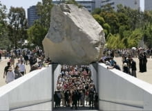 Ten granitowy głaz stał się jednym z największych i najcięższych dzieł sztuki w historii. Autorem instalacji "Levitated Mass" jest Michael Heizer, znany z wielkich rzeźb, które umieszcza w krajobrazie Ten granitowy głaz stał się jednym z największych i najcięższych dzieł sztuki w historii. Autorem instalacji "Levitated Mass" jest Michael Heizer, znany z wielkich rzeźb, które umieszcza w krajobrazie