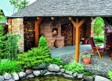 Osoby, dla których biesiadowanie w ogrodzie jest pasją, często decydują się na postawienie całej "kuchniojadalni" - z wielofunkcyjnym piecem i zadaszonym miejscem do jedzenia